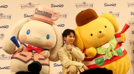 ポーズを決める（左から）シナモロール、吉田仁人、ポチャッコ