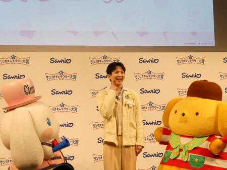 （左から）シナモロール、吉田仁人、ポムポムプリン