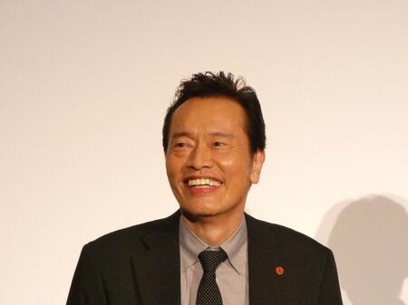 制作発表記者会見に出席した遠藤憲一