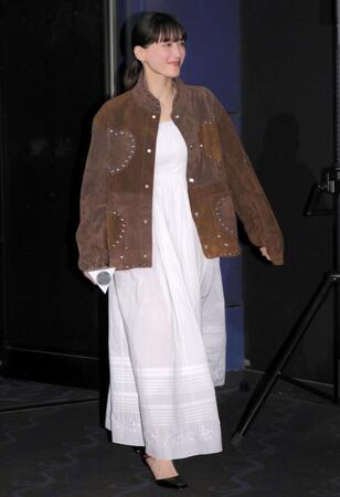 入場する綾瀬はるか＝４月７日