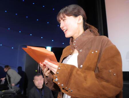 観客に手紙を手渡す綾瀬はるか＝４月７日