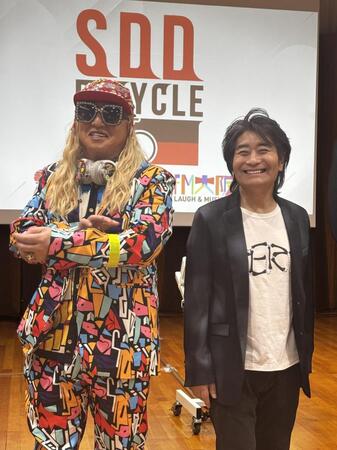 シールをつけて笑みを浮かべるＤＪ　ＫＯＯ（左）と根本要