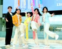 デビューの喜びを全身で表現するモナキの（右から）サカイＪｒ．、ケンケン、おヨネ、じんとプロデューサーの酒井一圭　