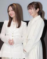 ほほ笑む畑芽育（左）と志田未来（撮影・吉澤敬太）