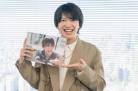 カレンダーをアピールする坂垣怜次