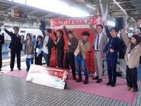 意気込むツアー参加者らと芸人