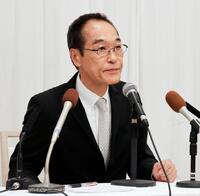 記者会見で来年の宮崎県知事選に立候補を表明した東国原英夫氏＝９日午前、宮崎市