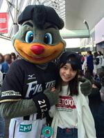 球場でＢ・Ｂと記念撮影する川村結衣（当時１１歳）©ＡＫＢ４８