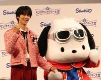 手をつなぐ（左から）曽野舜太、ポチャッコ