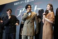 撮影を振り返る（左から）賀集利樹、要潤、ゆうちゃみ＝新宿バルト９（撮影・石井剣太郎）