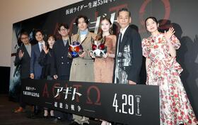 ポーズをとる（左から）田﨑竜太監督、柴田明良、藤田瞳子、賀集利樹、要潤、ゆうちゃみ、山崎潤、ベッキー＝新宿バルト９（撮影・石井剣太郎）