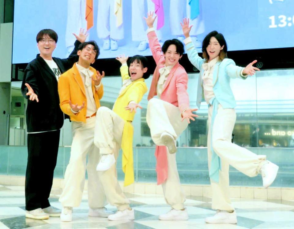 デビューの喜びを全身で表現するモナキの（右から）サカイＪｒ．、ケンケン、おヨネ、じんとプロデューサーの酒井一圭　