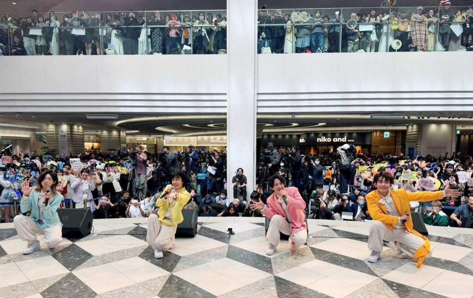 超満員のファンとポーズをとるモナキの（左から）サカイＪｒ．、おヨネ、ケンケン、じん　