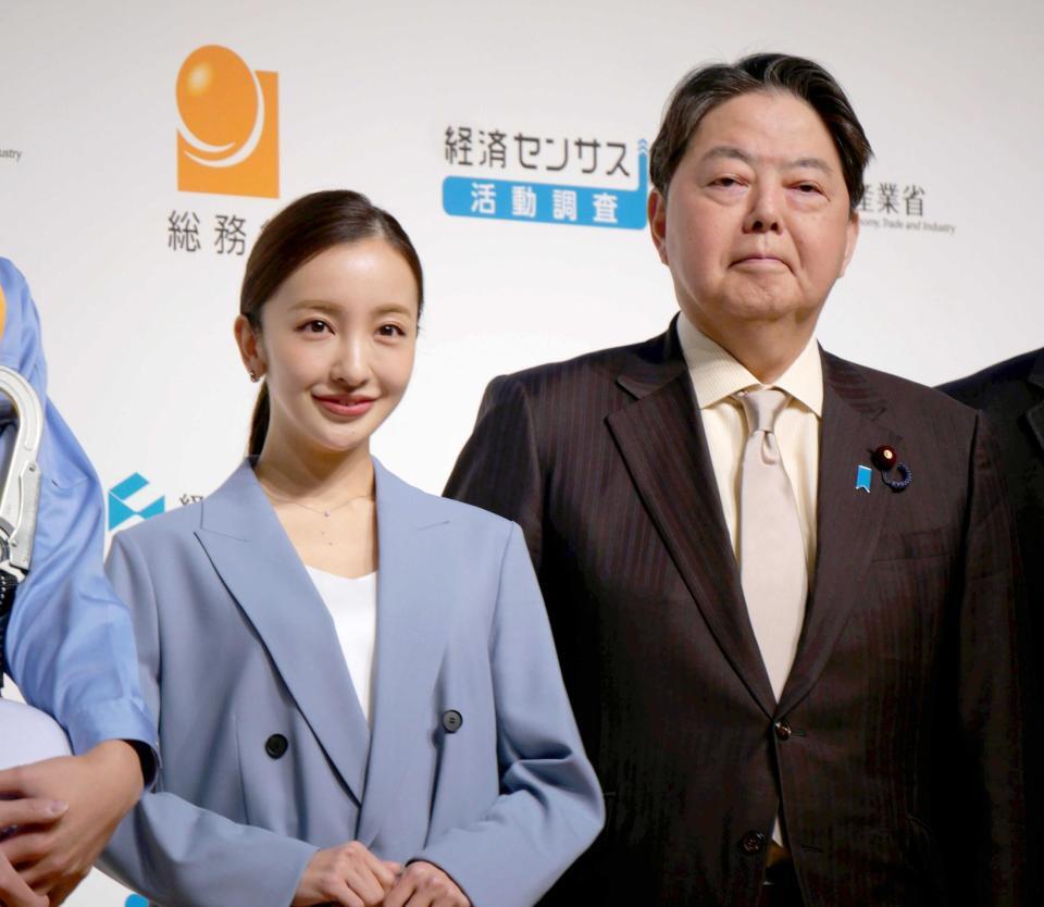 　セレモニーに登場した板野友美（左）と林芳正総務大臣