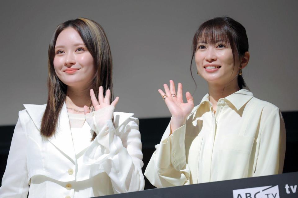 笑顔で手を振る畑芽育（左）と志田未来（撮影・吉澤敬太）