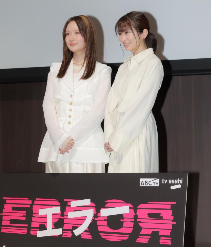 ほほ笑む畑芽育（左）と志田未来＝日本生命浜松町コンベンションホール（撮影・吉澤敬太）