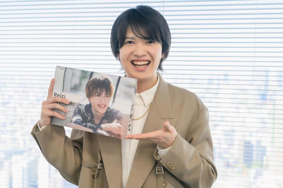 カレンダーをアピールする坂垣怜次