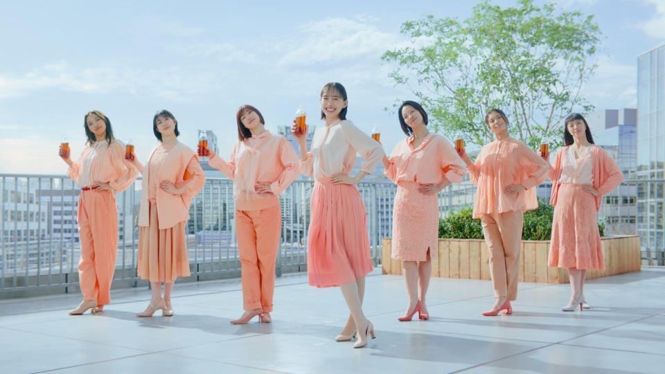 新ＣＭで軽快なダンスを披露する井桁弘恵（中央）