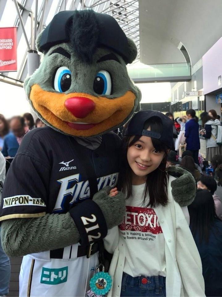 球場でＢ・Ｂと記念撮影する川村結衣（当時１１歳）©ＡＫＢ４８