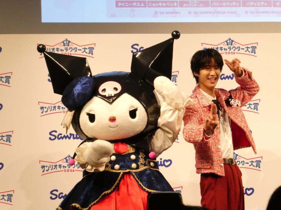 「好きすぎて滅！」のポーズを決める（左から）クロミ、曽野舜太