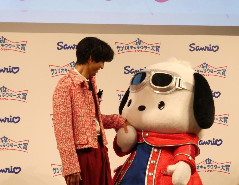 手をつなぐ（左から）曽野舜太、ポチャッコ