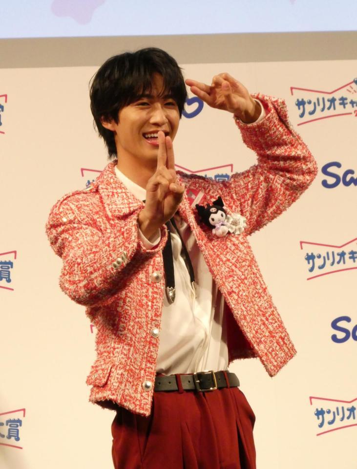 「好きすぎて滅！」のポーズを決める曽野舜太