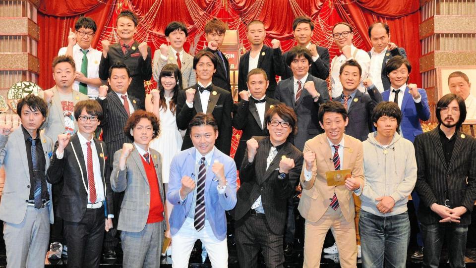 「ＴＨＥ　ＭＡＮＺＡＩ」決勝進出者会見でも顔を合わせていたトレンディエンジェル（後列右）と和牛（中列右）＝２０１４年