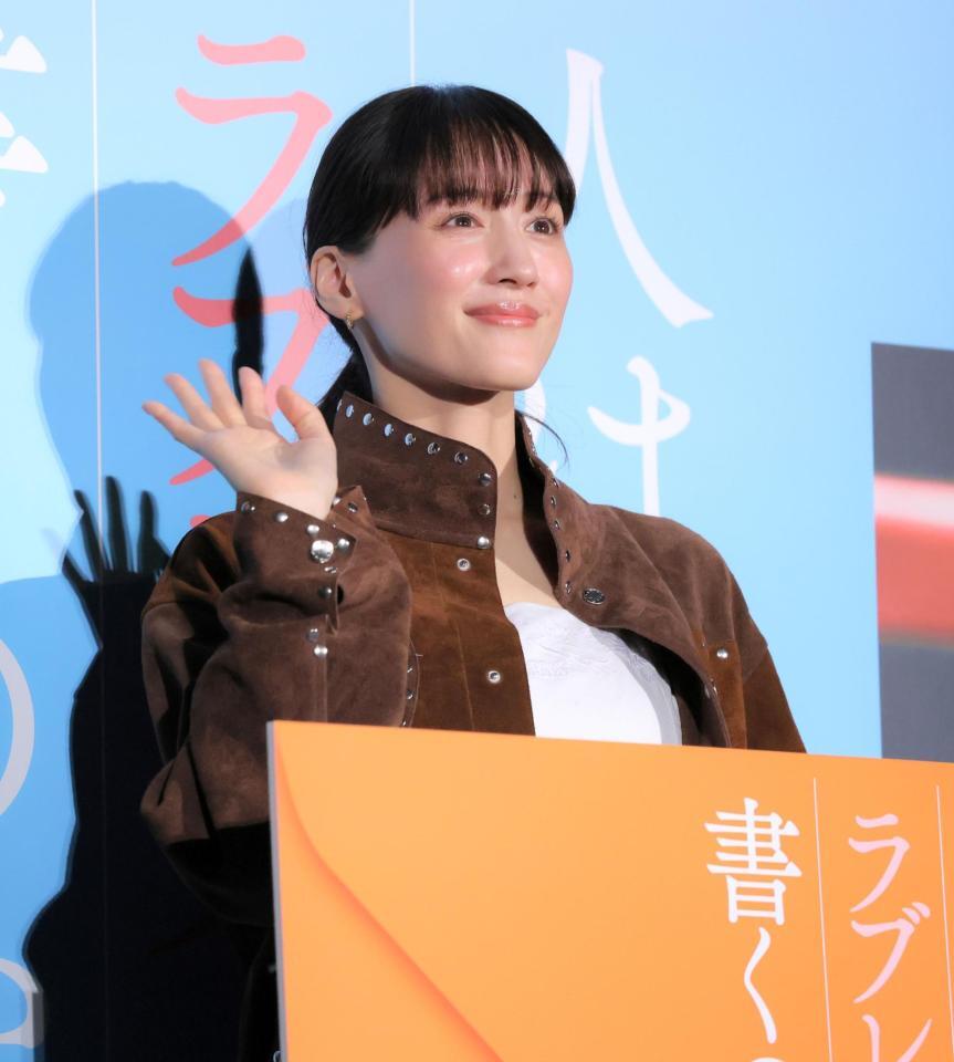 手を振る綾瀬はるか＝４月７日