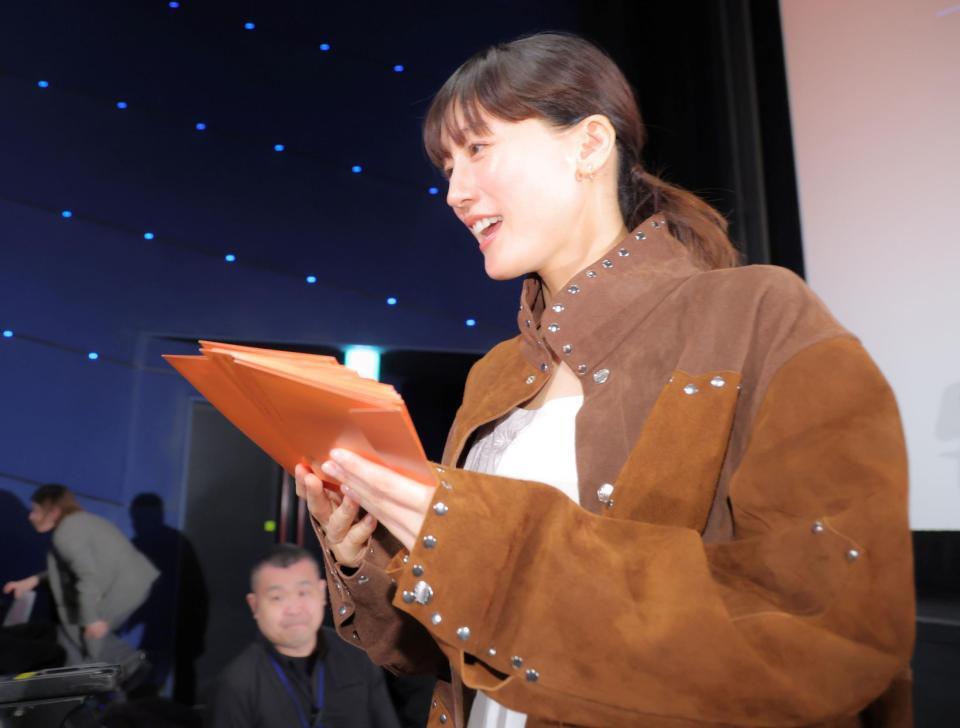 観客に手紙を手渡す綾瀬はるか＝４月７日