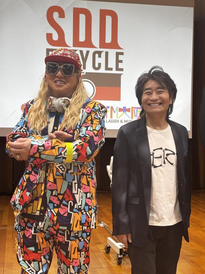 シールをつけて笑みを浮かべるＤＪ　ＫＯＯ（左）と根本要