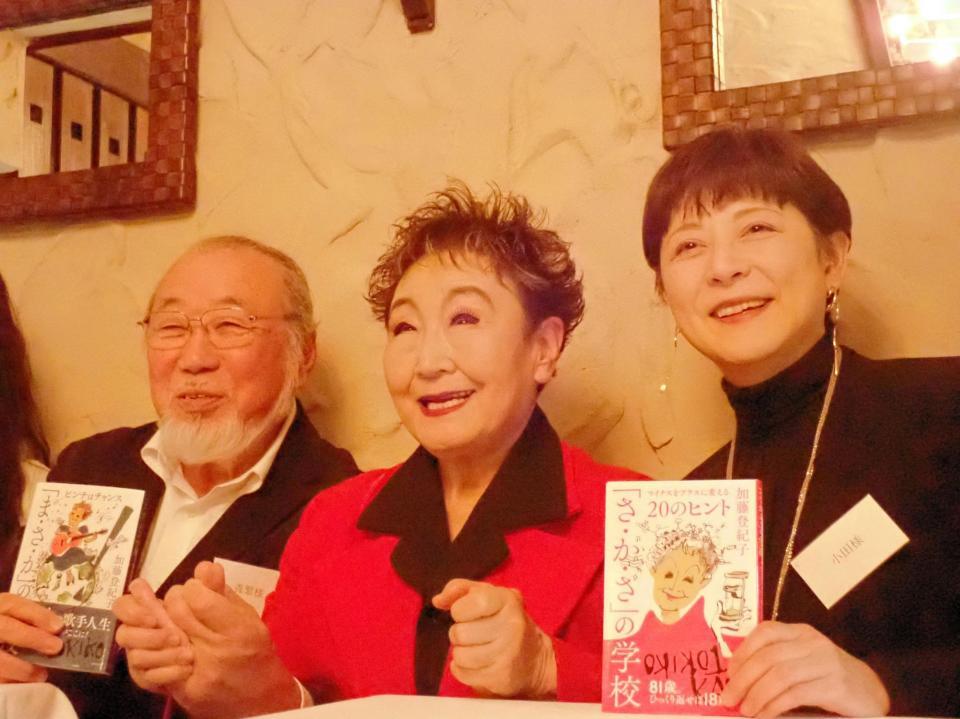 著書「『ま・さ・か』の学校　ピンチはチャンス」の取材会を開いた加藤登紀子（中）。右は小田貴月氏、左は森繁建氏