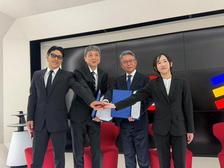 調印式に参加したＥＸＩＬＥ・松本利夫（左）