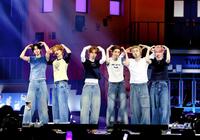 ファンミーティングを開催したＴＷＳの（左から）ＤＯＨＯＯＮ、ＫＹＵＮＧＭＩＮ、ＨＡＮＪＩＮ、ＹＯＵＮＧＪＡＥ、ＪＩＨＯＯＮ、ＳＨＩＮＹＵ（ｐ）＆（Ｃ）　ＰＬＥＤＩＳ　Ｅｎｔｅｒｔａｉｎｍｅｎｔ　