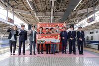 出発式に登場したたくろう（写真中央）