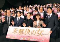 制作発表記者会見に出席した（左から）遠藤憲一、宮世琉弥、鈴木京香、黒島結菜、沢村一樹　