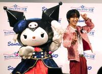 「好きすぎて滅！」のポーズを決める（左から）クロミ、曽野舜太＝都内　