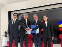 調印式に参加したＥＸＩＬＥ・松本利夫（左）