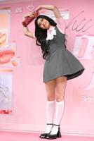 キュートなポーズを決めるＷＯＮＨＥＥ（撮影・堀内翔）