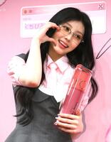 キュートなポーズを決めるＷＯＮＨＥＥ（撮影・堀内翔）