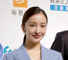 セレモニーに登場した板野友美