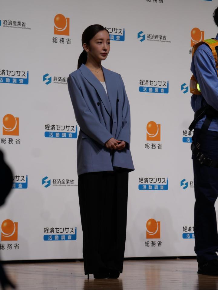 キリッとしたジャケット姿で登場した板野友美