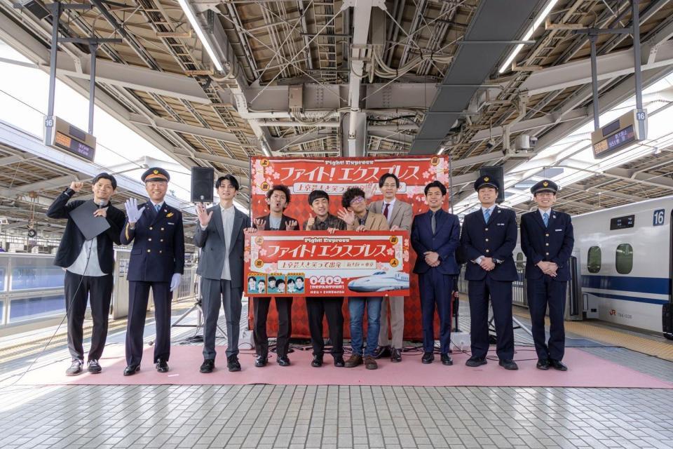 出発式に登場したたくろう（写真中央）