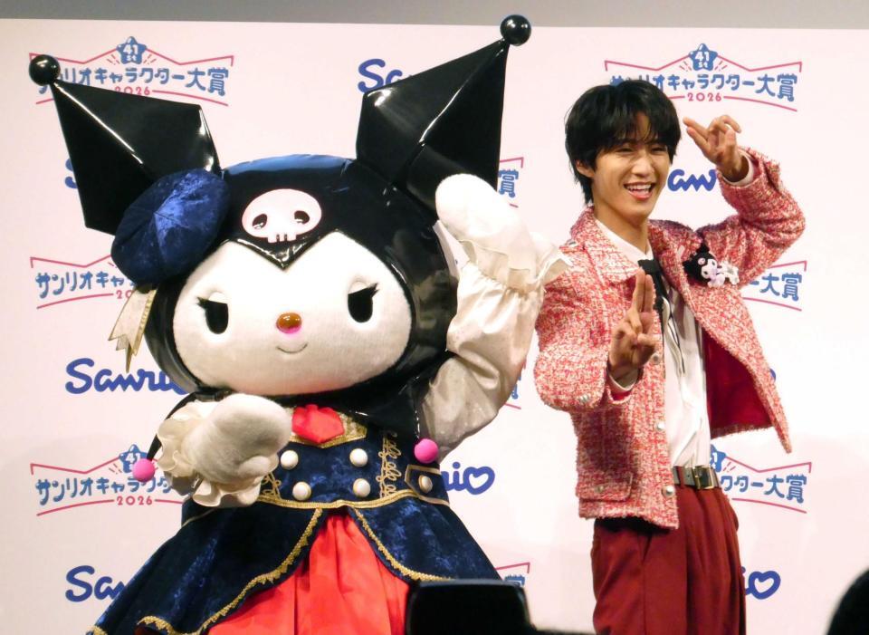 「好きすぎて滅！」のポーズを決める（左から）クロミ、曽野舜太＝都内　