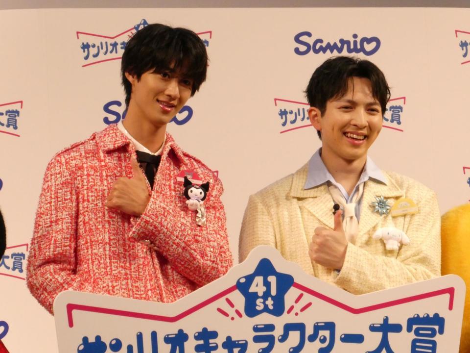 「イイじゃん」ポーズで撮影に応じる曽野舜太、吉田仁人