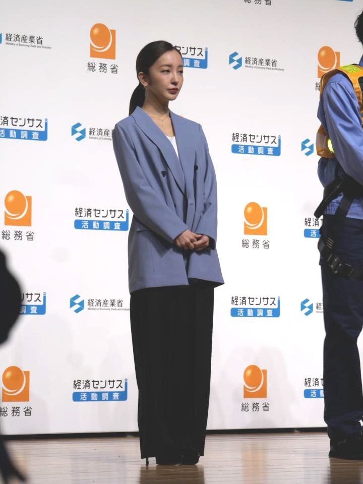 キリッとしたジャケット姿で登場した板野友美