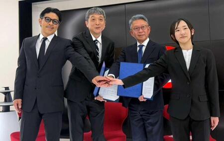 　調印式に参加したＥＸＩＬＥ・松本利夫（左）