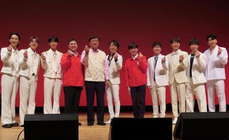 韓流コンサートを開催した夢グループ・石田重廣社長（左から５人目）
