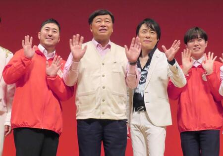 　韓流コンサートを開催した夢グループ・石田重廣社長（左から２人目）