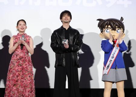 舞台あいさつに登場した（左から）畑芽育、横浜流星、江戸川コナン＝東京・ＴＯＨＯシネマズ日比谷（撮影・西岡正）