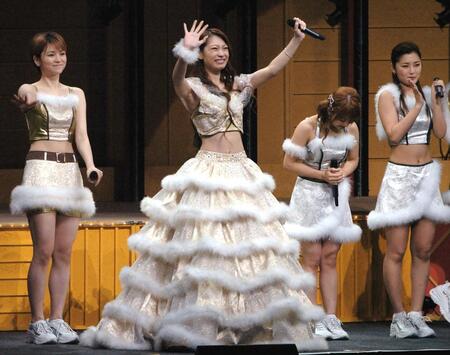 ２００５年１月、モーニング娘。卒業コンサートでファンに手を振って別れを告げる飯田圭織